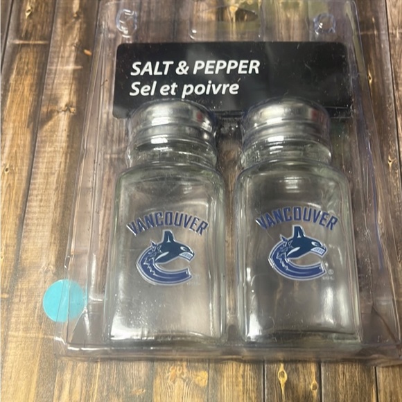 5for$10 NHL - Vancouver Canucks Salt & Pepper Shaker Set Hand wash only NWT - Picture 4 of 4